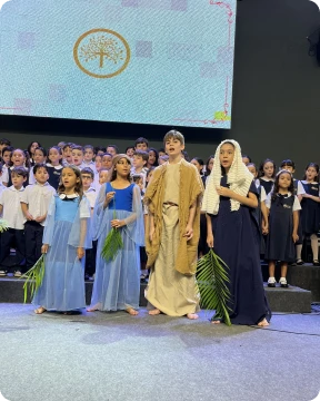 Alunos da Zoe em apresentação teatral de celebração