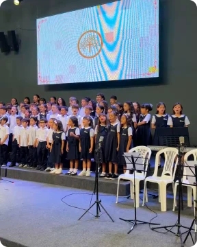Coral dos alunos da Zoe em celebração