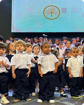 Alunos da Zoe em celebração no palco