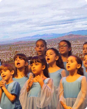 Alunas da Zoe cantando em apresentação