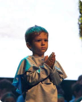 Aluno da Zoe em apresentação teatral