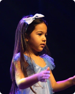 Aluna da Zoe em apresentação no palco