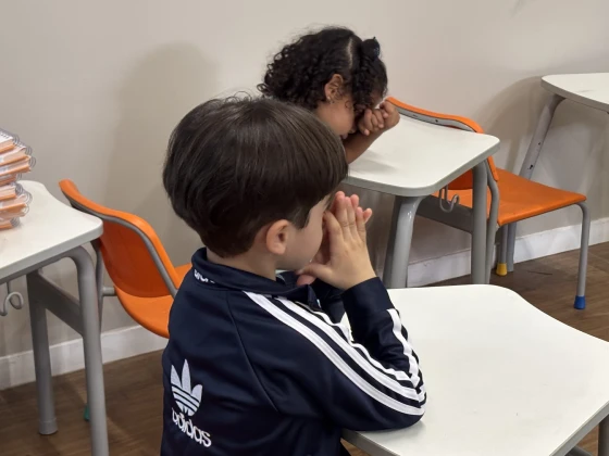 Aluno da Zoe em momento devocional em sala