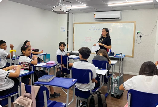 Alunos da Zoe em sala de aula com a professora
