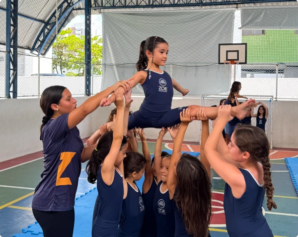 Alunas do Zoe Team em atividade esportiva na quadra