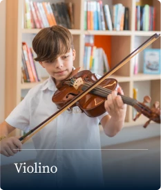 Aluno da Zoe tocando violino