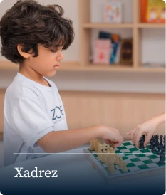 Aluno da Zoe jogando xadrez